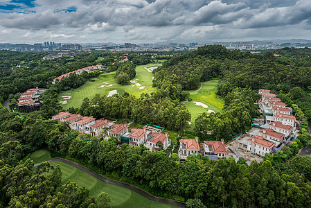 蓝天白云草地建筑观澜高球会场环抱青山背景