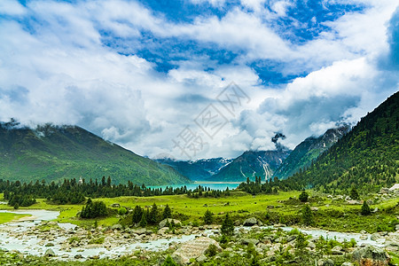 绿色美景四川317国道新路海山峰风光美景背景