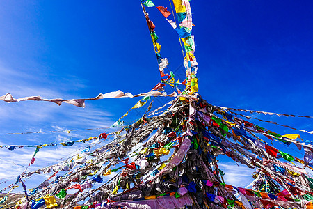 蓝天下的经幡蓝天下飘扬经幡背景