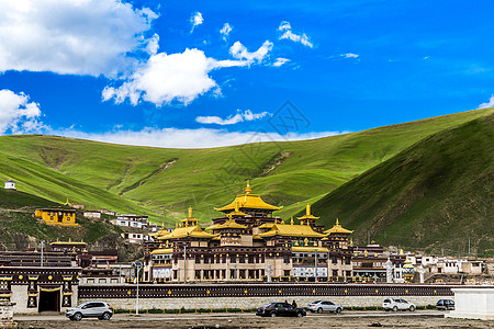 藏族白塔蓝天白云下的藏式建筑背景