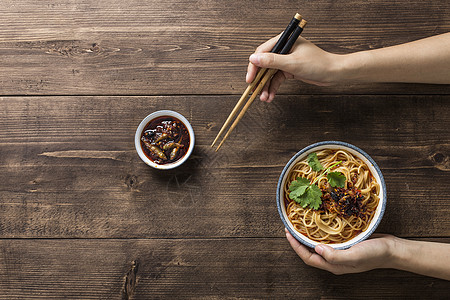 日式木板一人食面条背景