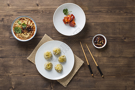 木板面餐桌上的美食背景