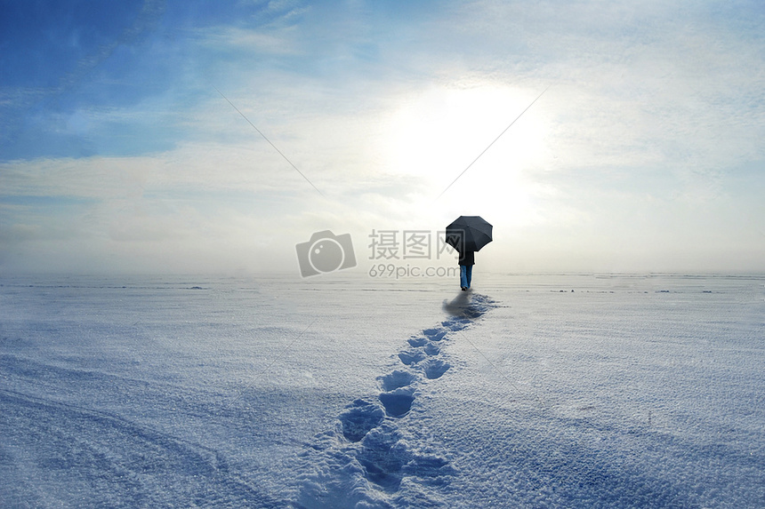 在雪上行走的人物背影