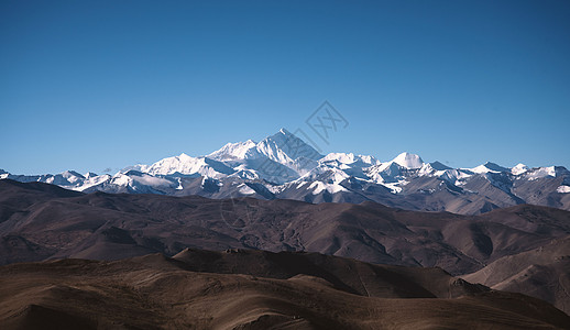 雪山草地远眺珠穆朗玛峰背景