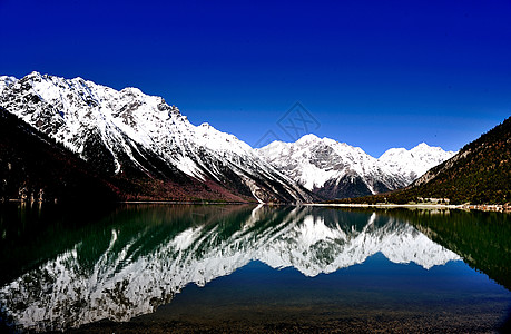 西藏然乌湖雪山倒影高清图片