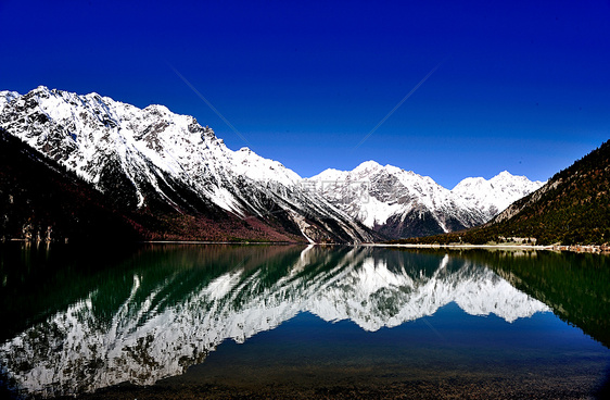 西藏然乌湖雪山倒影图片