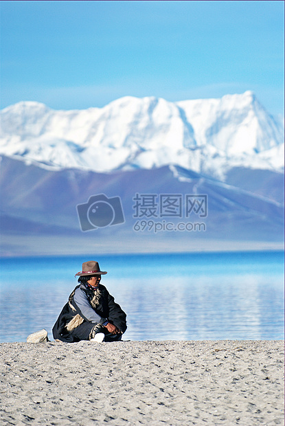 西藏纳木错雪山脚下的藏民图片