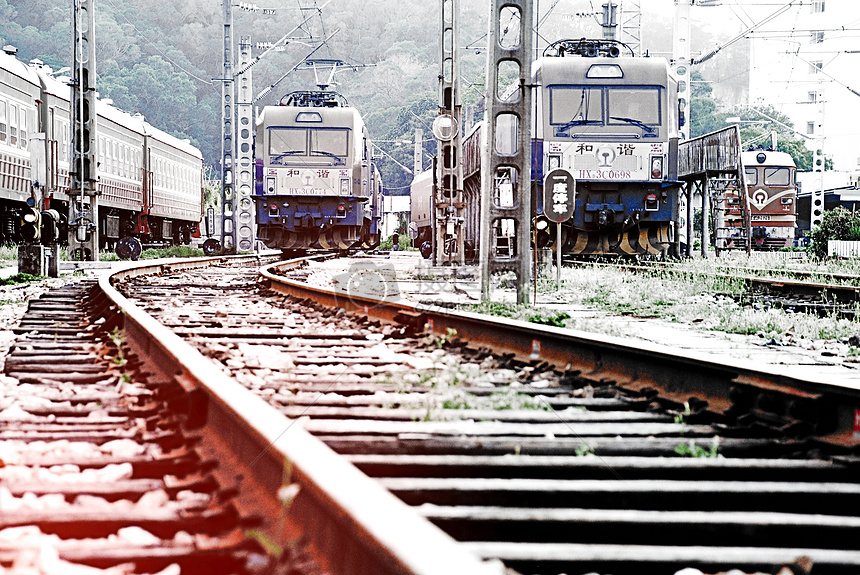 火车站的铁轨和火车头图片