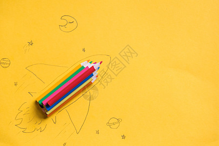 彩色铅笔画创意黄色背景铅笔飞船背景