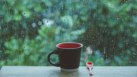 绿色水珠雨天水珠玻璃咖啡杯背景