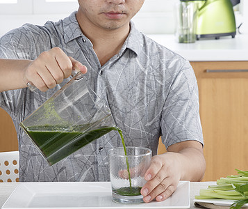 喝芹菜汁的男人高清图片