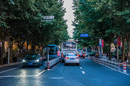 上海傍晚延安中路旁晚的街景背景