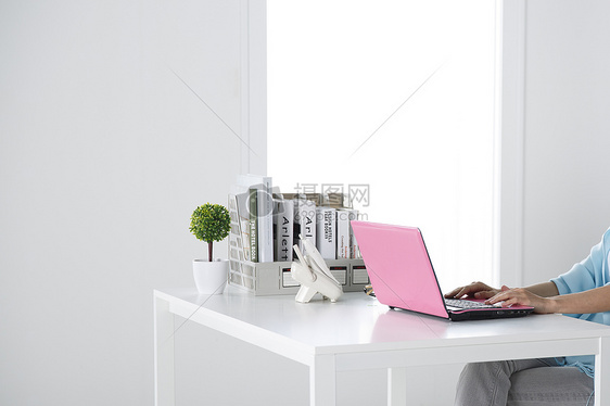 简洁空间粉色电脑办公桌图片