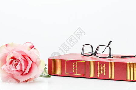 桌子上的眼镜与书图片