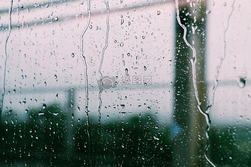 下雨天在室内看到的窗户