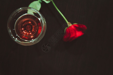 红酒与玫瑰花朵平铺高清图片