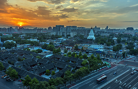 中国交通建设白塔和城市背景