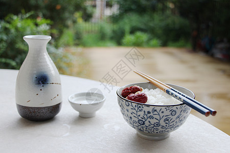 酒杯日式餐具酒和米饭背景