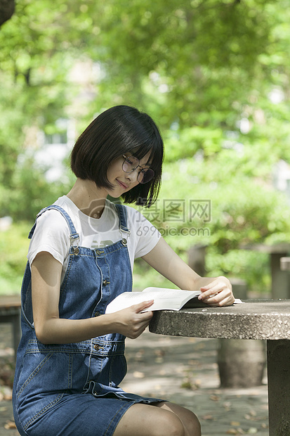 学校绿荫学生认真学习知识图片