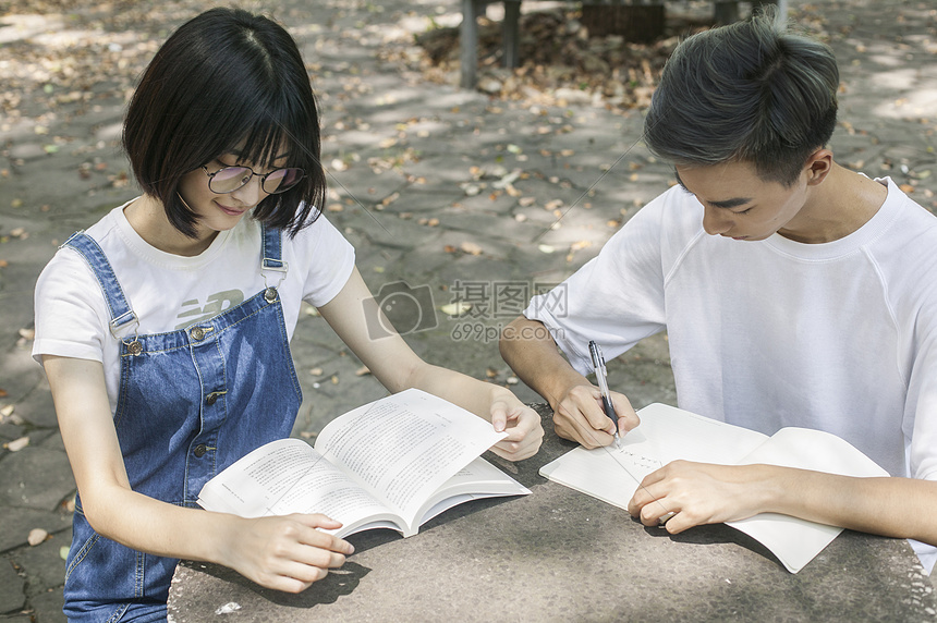 学校绿荫学生们一起认真学习知识图片