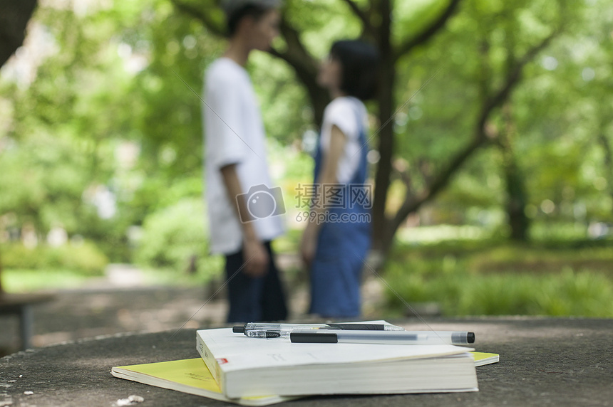 学校学生在绿荫下恋爱还有书本图片