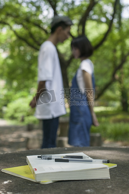 学校学生在绿荫下恋爱图片