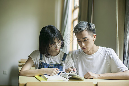 学校教室里学生们在认真学习上课图片