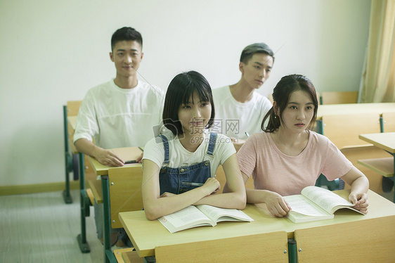 学校里教室内同学们一起学习友谊上课图片素材_免费下载_jpg图片格式