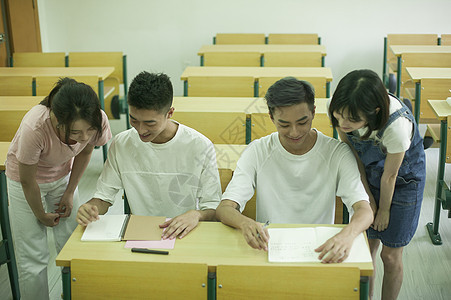 学校里教室内同学们一起学习友谊上课图片