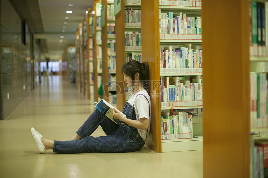 学校图书馆里女同学在认真学习看书