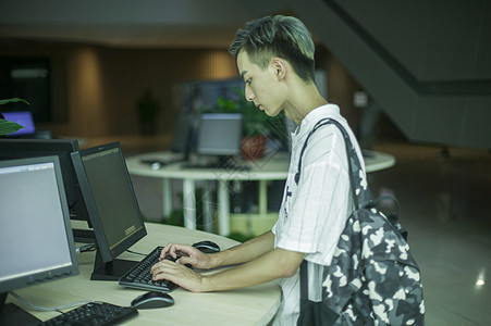 学校教室用计算机查阅资料图片