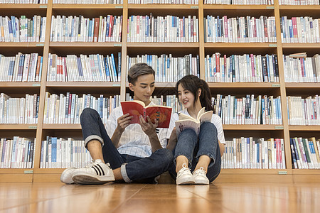 一起读书学校里图书馆男女同学一起复习看书背景