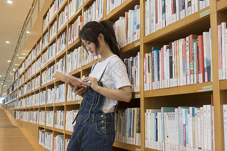 学校里图书馆女同学复习看书背景图片