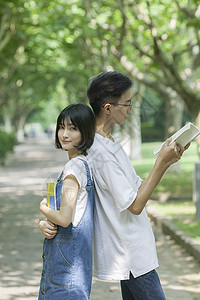 学校林荫道上男女同学下课学习看书图片