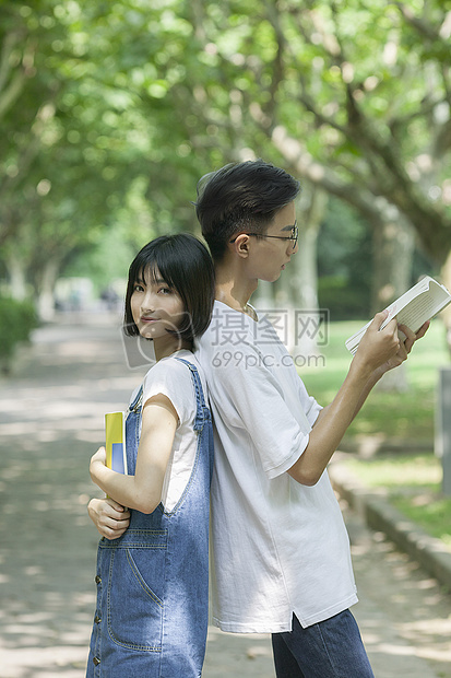 学校林荫道上男女同学下课学习看书图片