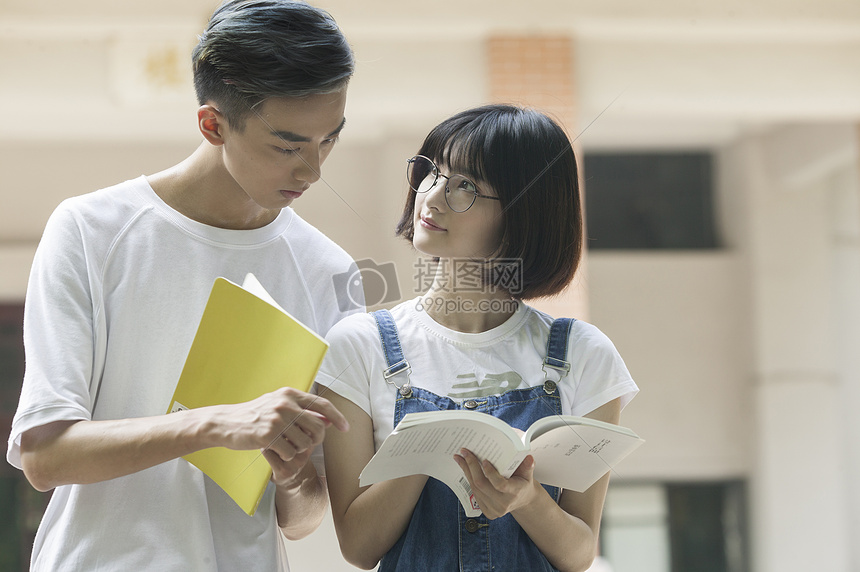 学校里男女同学一起学习看书图片