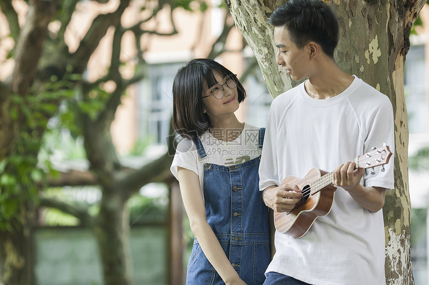 学校里男女同学在一起弹琴图片