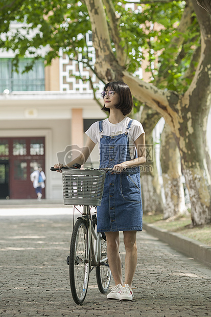 学校教室前的林荫小道上女同学推自行车图片