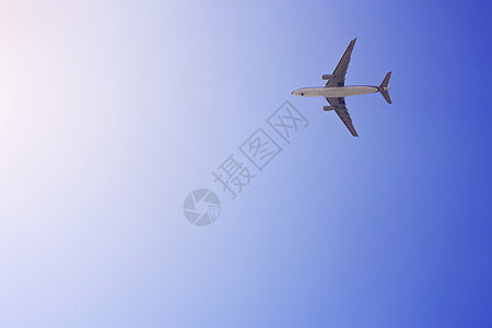 蓝天上一架飞机飞过图片