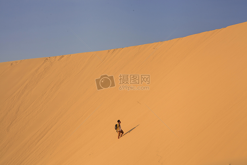 一个人孤独的在沙漠里行走