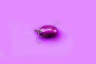 紫色背景上的紫色茄子图片
