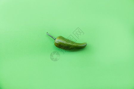 绿色背景上的绿色辣椒图片