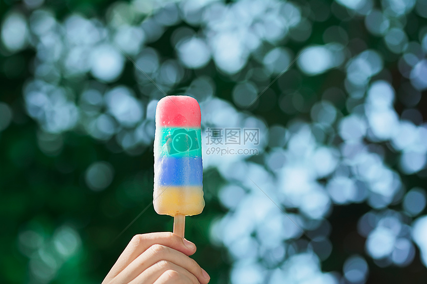 手拿彩色冰激凌