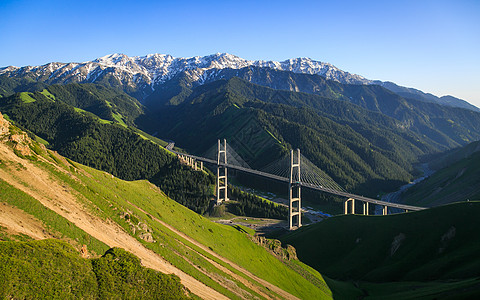 俯瞰草地新疆果子沟大桥背景