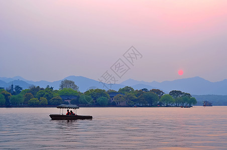 在湖面游船西湖背景