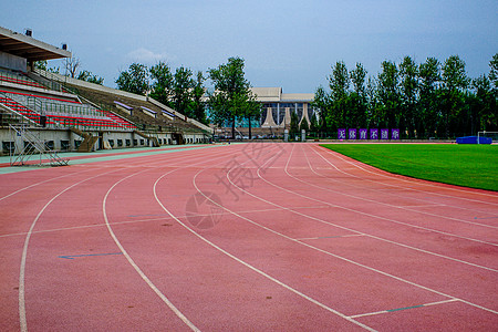 跑步起点清华大学的体育场背景