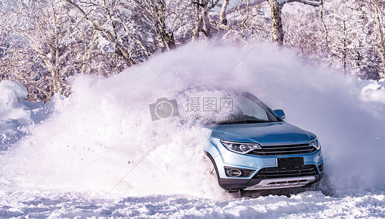 雪中飞驰的车图片