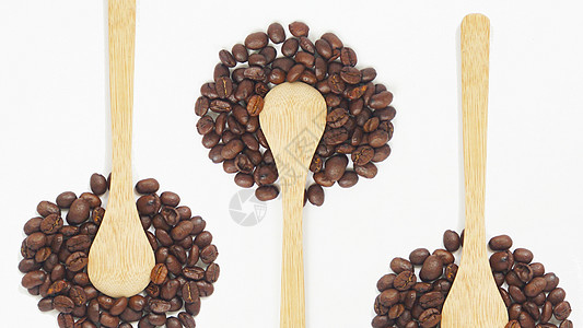木勺和咖啡豆图片