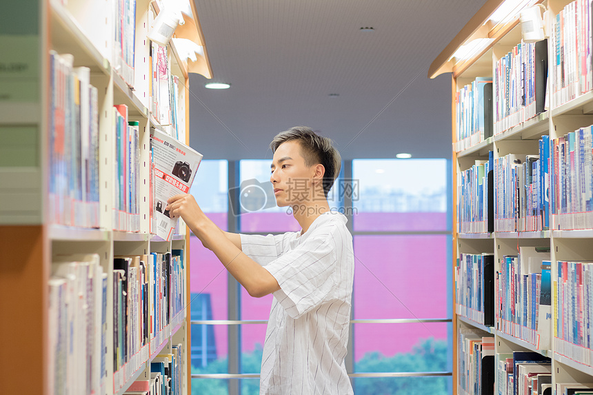 图书馆里认真看书的同学图片