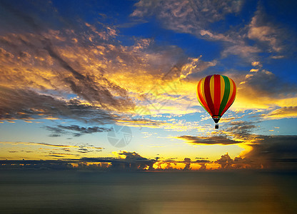 天空夕阳海面上的热气球背景